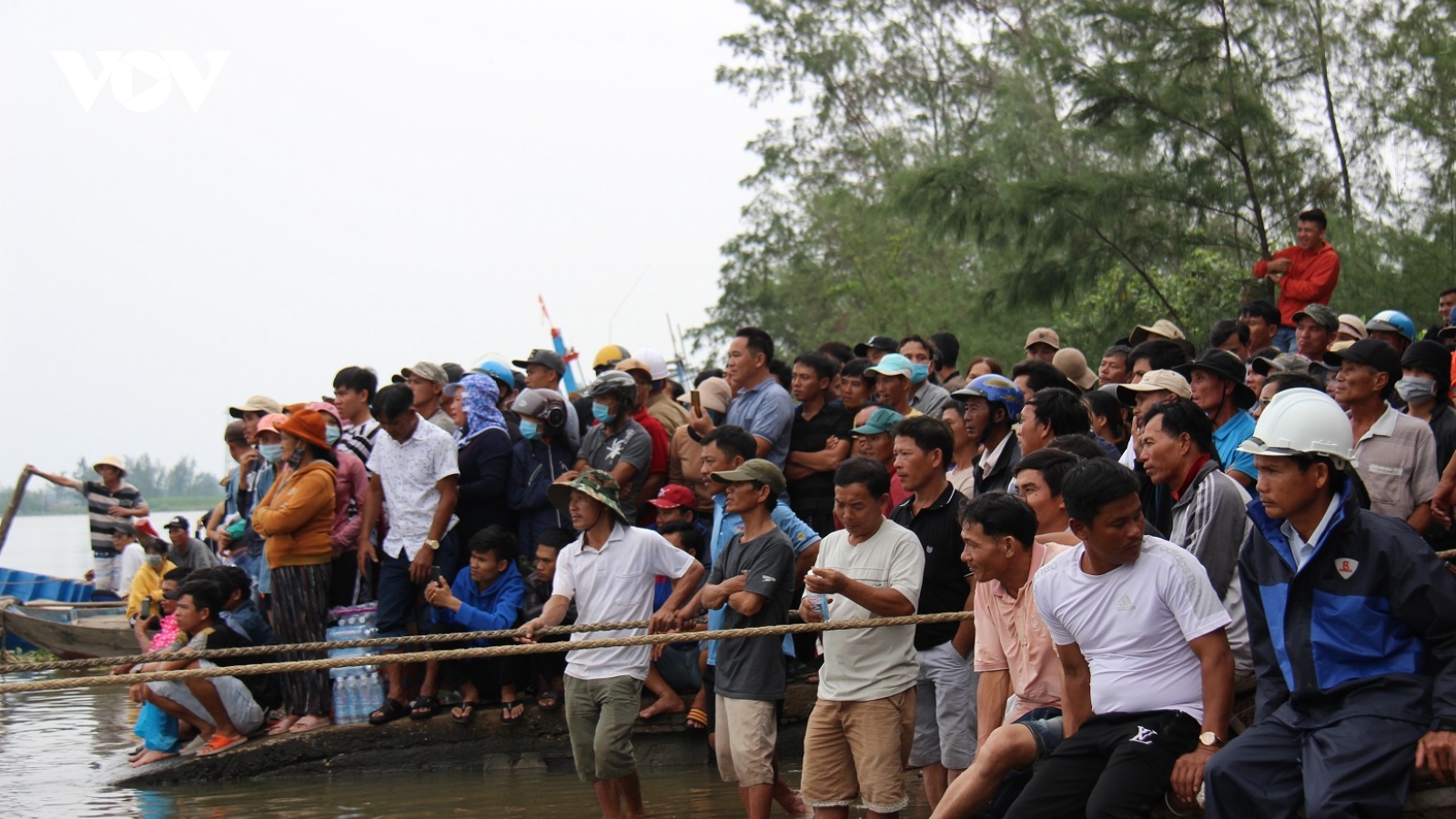 500 người tìm kiếm thi thể 2 cha con mất tích trên sông Trường Giang